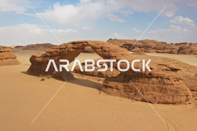 معالم تاريخية وأثرية قديمة في بلدة العلا القديمة ،الجمال التاريخي لقرية العلا التراثية بمدينة العلا غرب المملكة العربية السعودية ، أماكن سياحية بالسعودية ،  مباني طينية قديمة ، حضارة العلا العربية الإسلامية القديمة ، محافظة العلا بالسعودية