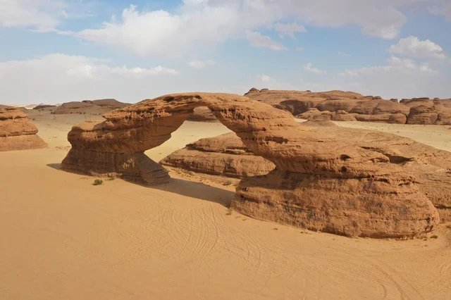 معالم تاريخية وأثرية قديمة في بلدة العلا القديمة ،الجمال التاريخي لقرية العلا التراثية بمدينة العلا غرب المملكة العربية السعودية ، أماكن سياحية بالسعودية ،  مباني طينية قديمة ، حضارة العلا العربية الإسلامية القديمة ، محافظة العلا بالسعودية