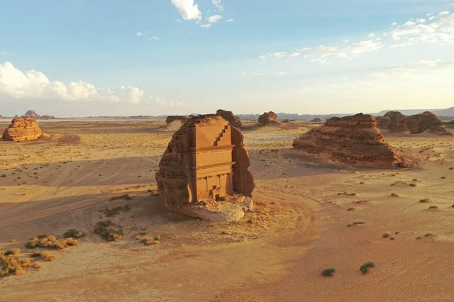 معالم تاريخية وأثرية قديمة في بلدة العلا القديمة ،الجمال التاريخي لقرية العلا التراثية بمدينة العلا غرب المملكة العربية السعودية ، أماكن سياحية بالسعودية ،  مباني طينية قديمة ، حضارة العلا العربية الإسلامية القديمة ، محافظة العلا بالسعودية