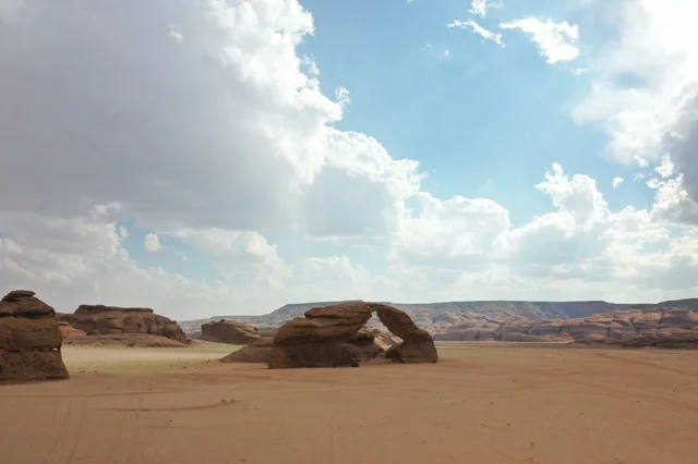 أماكن سياحية بالسعودية ،الجمال التاريخي لقرية العلا التراثية بمدينة العلا غرب المملكة العربية السعودية ، معالم تاريخية وأثرية قديمة في بلدة العلا القديمة ، مباني طينية قديمة ، حضارة العلا العربية الإسلامية القديمة ، محافظة العلا بالسعودية