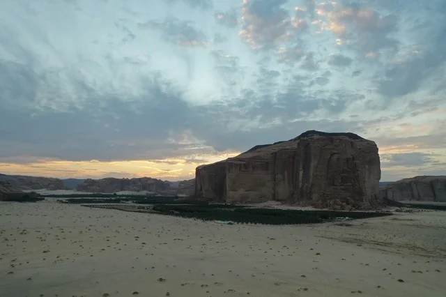 الجمال التاريخي لقرية العلا التراثية بمدينة العلا غرب المملكة العربية السعودية ، أماكن سياحية بالسعودية ، معالم تاريخية وأثرية قديمة في بلدة العلا القديمة ، مباني طينية قديمة ، حضارة العلا العربية الإسلامية القديمة ، محافظة العلا بالسعودية