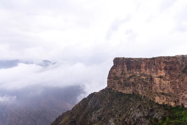 مناطق وأماكن سياحية مشهورة, أجواء ضبابية في الحبلة  جنوب المملكة العربية السعودية، الغيوم والسحب البيضاء، القمم الجبلية والمرتفعات في منطقة عسير, معالم السياحة في المملكة, البيئة الطبيعيه لمنتزه السوده