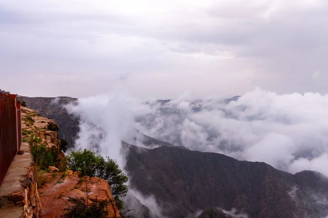 أجواء ضبابية في الحبلة  جنوب المملكة العربية السعودية، مناطق وأماكن سياحية مشهورة, الغيوم والسحب البيضاء، القمم الجبلية والمرتفعات في منطقة عسير, معالم السياحة في المملكة, البيئة الطبيعيه لمنتزه السوده