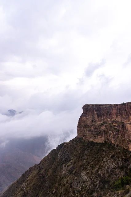 أجواء ضبابية في الحبلة  جنوب المملكة العربية السعودية، مناطق وأماكن سياحية مشهورة, الغيوم والسحب البيضاء، القمم الجبلية والمرتفعات في منطقة عسير, معالم السياحة في المملكة, البيئة الطبيعيه لمنتزه السوده