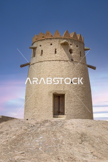 أماكن و معالم سياحية مشهورة في الامارات العربيه المتحدة, مركز القطارة للفنون في مدينة العين ,وجهة ثقافية ترفيهيه, مقصد السياح من مختلف البلدان, صورة مقربة للحصون المبنية من الطين على الطراز القديم