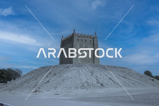 أماكن و معالم سياحية مشهورة في الامارات العربيه المتحدة, مركز القطارة للفنون في مدينة العين ,وجهة ثقافية ترفيهيه, مقصد السياح من مختلف البلدان, صورة مقربة للحصون المبنية من الطين على الطراز القديم