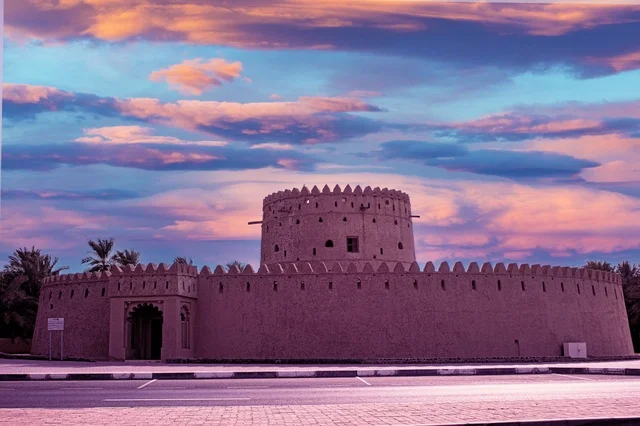 أماكن و معالم سياحية مشهورة في الامارات العربيه المتحدة, مركز القطارة للفنون في مدينة العين ,وجهة ثقافية ترفيهيه, مقصد السياح من مختلف البلدان, صورة مقربة للحصون المبنية من الطين على الطراز القديم