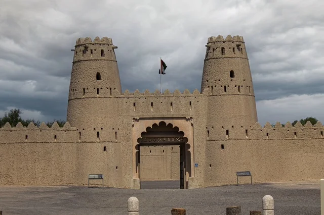 الحصون والقلاع الطينية المشيدة على الطراز القديم, التفاصيل المعمارية الخاريجية لقلعة الجاهلي في مدينة العين, معالم أثرية عريقة في أبو ظبي, أماكن سياحية مشهورة في الامارات العربية المتحدة