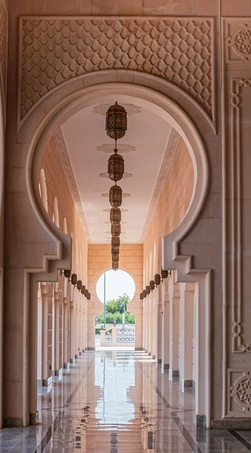 الفن الهندسي المعماري على الطراز العربي الاسلامي للقب والمآذن، مسجد الشيخ خليفة بن زايد بن سلطان آل نهيان الكبير في مدينة العين في إمارة أبو ظبي، المساجد وأماكن الطاعة في دولة الإمارات العربية المتحدة، العبادة والتقرب الى الل