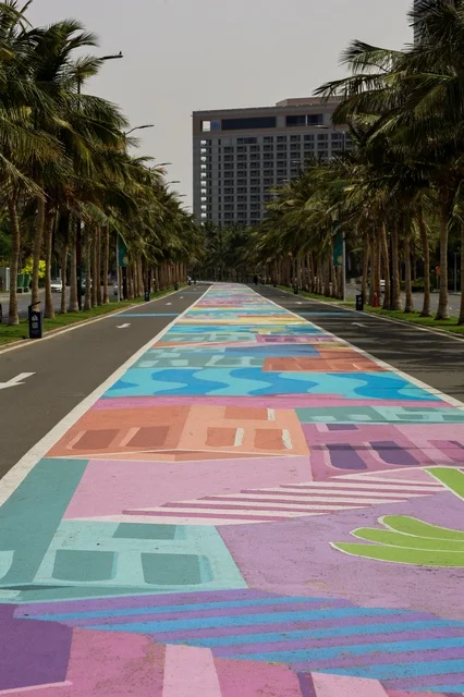 المعالم السياحية في المدينة الساحلية بجدة، صورة لممشى كورنيش جدة الملون ، الواجهة البحرية في مدينة جدة بالمملكة العربية السعودية