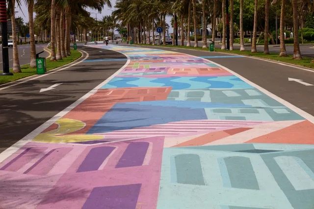 المعالم السياحية في المدينة الساحلية بجدة، صورة لممشى كورنيش جدة الملون ، الواجهة البحرية في مدينة جدة بالمملكة العربية السعودية