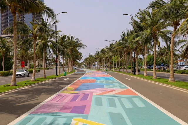 المعالم السياحية في المدينة الساحلية بجدة، صورة لممشى كورنيش جدة الملون ، الواجهة البحرية في مدينة جدة بالمملكة العربية السعودية