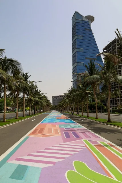 الواجهة البحرية في مدينة جدة بالمملكة العربية السعودية ،صورة لممشى كورنيش جدة الملون ، المعالم السياحية في المدينة الساحلية بجدة