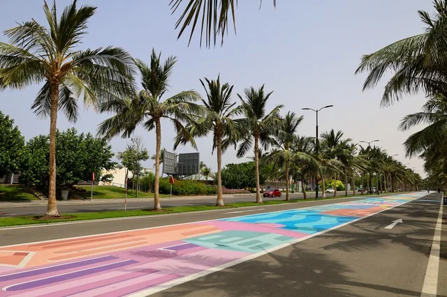 الواجهة البحرية في مدينة جدة بالمملكة العربية السعودية ،صورة لممشى كورنيش جدة الملون ، المعالم السياحية في المدينة الساحلية بجدة