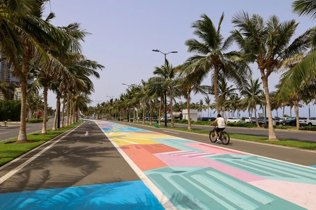 الواجهة البحرية في مدينة جدة بالمملكة العربية السعودية ،صورة لممشى كورنيش جدة الملون ، المعالم السياحية في المدينة الساحلية بجدة