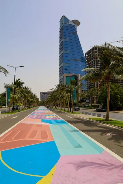 صورة لممشى كورنيش جدة الملون ، الواجهة البحرية في مدينة جدة بالمملكة العربية السعودية ، المعالم السياحية في المدينة الساحلية بجدة