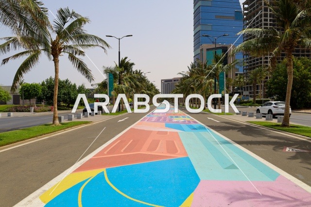 صورة لممشى كورنيش جدة الملون ، الواجهة البحرية في مدينة جدة بالمملكة العربية السعودية ، المعالم السياحية في المدينة الساحلية بجدة