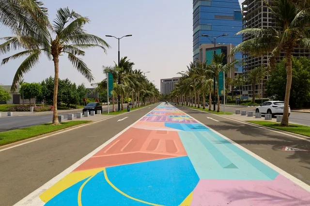 صورة لممشى كورنيش جدة الملون ، الواجهة البحرية في مدينة جدة بالمملكة العربية السعودية ، المعالم السياحية في المدينة الساحلية بجدة