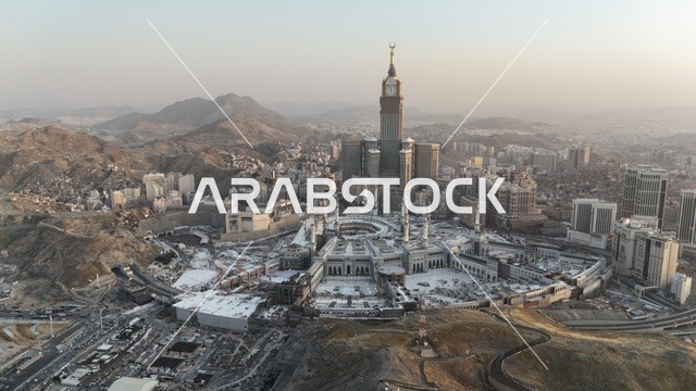 نداء المسلمين لتأدية الصلاة، صورة من الاعلى للمسجد الحرام في مكة المكرمة، تجمع الحجاج في الساحة الخارجية للجامع، مكان ومعلم ديني مقدس في المملكة العربية السعودية، آداء مناسك الحج والعمرة، الفن الهندسي المعماري على الطراز الاسلامي