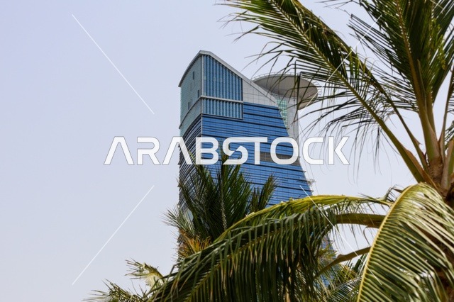 الأبراج وناطحات السحاب في المدينة الساحلية, الفن الهندسي المعماري لمبنى برج الكورنيش في مدينة جدة, الواجهة البحرية في المملكة العربية السعودية, الاستمتاع بالمناظر الطبيعية , الأفق والمعالم التجارية المشهورة في وقت النهار