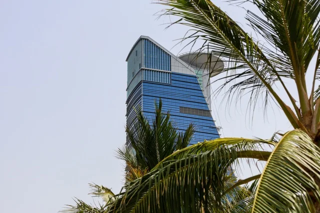 The towers and skyscrapers in the coastal city, the architectural engineering art of the Corniche Tower building in Jeddah, the waterfront in the Kingdom of Saudi Arabia, enjoying the natural scenery, the skyline, and the famous commercial landmarks during the day.