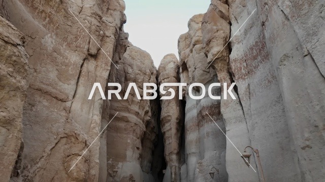 مكان ومعلم تاريخي اثري قديم في المملكة العربية السعودية، مغارة جبل القارة في الاحساء، التشكيلات والتكوينات الصخرية في الجبال، المناظر الطبيعية المنحوتة في المدن السياحية