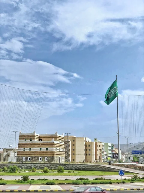 دوار الملك فيصل في مدينة أبها ، منطقة عسير جنوب المملكة العربية السعودية ، العلم السعودي.