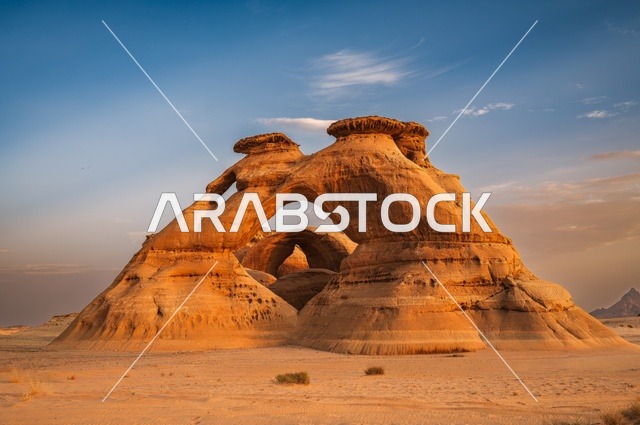جبل محجة التاريخي في منطقة حائل شمال المملكة العربية السعودية , جبل محجبة وهي تشكيلة صخرية تكونت بفعل عوامل التعرية والتجوية , جبل رسوبي من الحجر الرملي , تكوينات صخرية في منطقة حائل , معالم سياحية أثرية قديمة بالسعودية