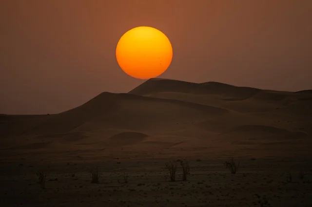 Desert areas at sunset, sand dunes, tourist spots, desert nature, the Arabian Peninsula desert, golden sands, desert environment, sandy hills, the beauty of the sunset view in the sky, desert nature background.