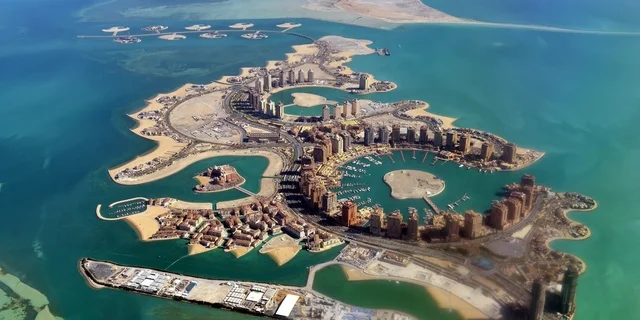 المنازل والمباني على ضفاف القنوات المائية في جزيرة اللؤلؤة في النهار، الفن الهندسي المعماري للجسور والأحياء في حي كارتييه في مدينة الدوحة، الأماكن والمناطق السياحية المشهورة في قطر