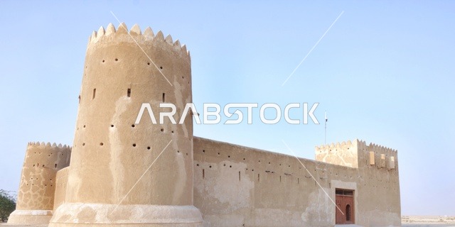 المدافع الحربية القديمة، المواقع التاريخية الأثرية في قطر, القلاع التراثية العسكرية القطرية في النهار, الفن الهندسي المعماري على الطراز القديم لمبنى قلعة الزيارة, المعالم والاماكن السياحية المشهورة