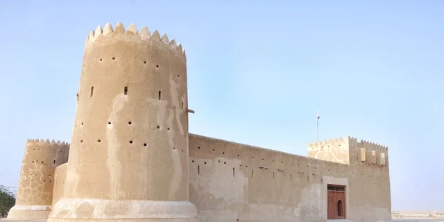 المدافع الحربية القديمة، المواقع التاريخية الأثرية في قطر, القلاع التراثية العسكرية القطرية في النهار, الفن الهندسي المعماري على الطراز القديم لمبنى قلعة الزيارة, المعالم والاماكن السياحية المشهورة