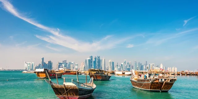 مراكب الصيد الخشبية في الدوحة بقطر، سفن خشبية، بحر الدوحة، قوارب النقل، وسائل النقل البحرية، علم دولة قطر، السياحة في قطر