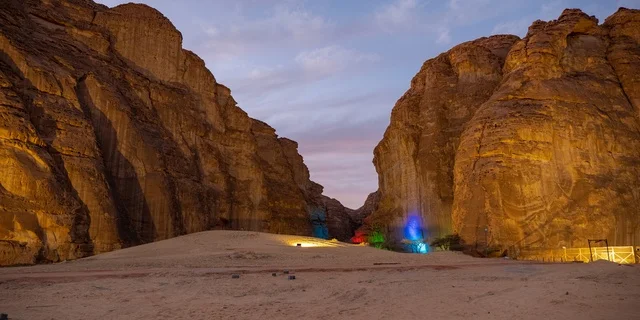 The historical beauty of the heritage village of Al-Ula in the city of Al-Ula, Saudi Arabia, tourist attractions in Saudi Arabia, ancient historical and archaeological landmarks in the old town of Al-Ula, the beauty of the rock formations in the city of Al-Ula located near Madain Saleh, ancient mud buildings.