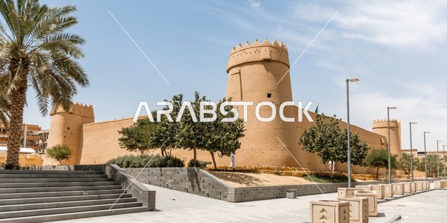 الاشجار والنباتات الخضراء، الهندسة المعمارية القديمة، متحف قصر المصمك في مدينة الرياض قي المملكة العربية السعودية، معالم تاريخية اثرية، السياحة في السعودية