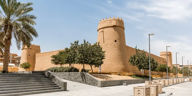 الاشجار والنباتات الخضراء، الهندسة المعمارية القديمة، متحف قصر المصمك في مدينة الرياض قي المملكة العربية السعودية، معالم تاريخية اثرية، السياحة في السعودية الاشجار والنباتات الخضراء، الهندسة المعمارية القديمة، متحف قصر المصمك في مدينة الرياض قي المملكة العربية السعودية، معالم تاريخية اثرية، السياحة في السعودية