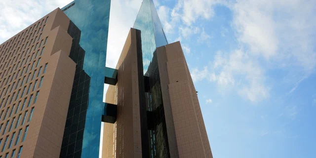 الفن الهندسي المعماري للمنشآت وناطحات السحاب في مدينة الرياض, مبنى ابراج التعاونية, العمل على تنمية وتطور الأبراج والمباني, أماكن ومعالم مشهورة في المملكة العربية السعودية, منظر الغيوم في السماء