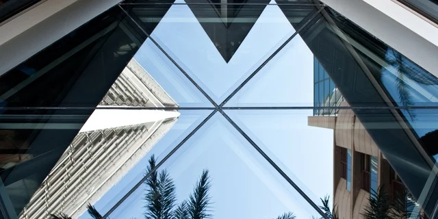 برج الفيصلية في مدينة الرياض بالمملكة العربية السعودية ليلا، أبراج مدينة الرياض، أبراج وناطحات سحاب مضيئة، الفن الهندسي المعماري، معالم الرياض المشهورة