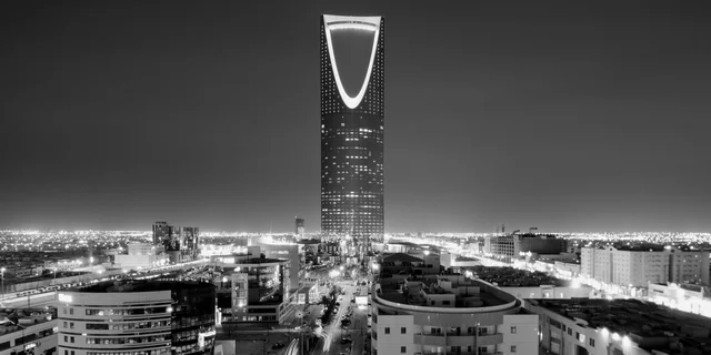 أماكن سياحية مشهورة, الفن الهندسي المعماري للمنشآت وناطحات  ، السحاب في مدينة الرياض, صورة لمبنى برج المملكة ، معالم المملكة العربية السعودية