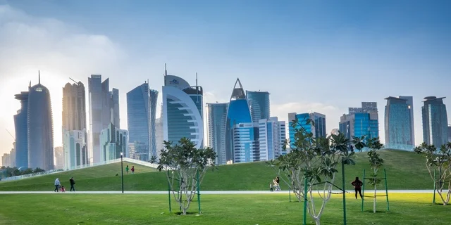 وجهة سياحية وترفيهية رائعة للعائلات ،صورة لحديقة الفندق في قلب الدوحة بالقرب من كورنيش الدوحة وأبراج الدفنة، مساحات خضراء واسعة، تصميم معماري جذاب ينسجم مع الطابع الحضري الحديث للمدينة،  تجربة ممتعة في قلب العاصمة القطرية