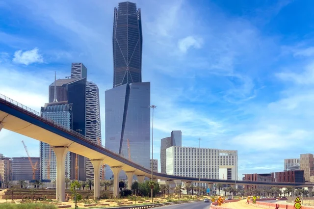 ابراج مركز الملك عبدالله المالي (كافد) في مدينة الرياض في النهار, تحقيق النهضة الاقتصادية, الشركات الرائدة في الخدمات المصرفية، الوجهة المثالية للمال والأعمال في المملكة العربية السعودية، الفن الهندسي المعماري على الطراز الحديث للمباني التجارية