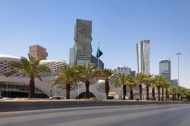 ابراج مركز الملك عبدالله المالي (كافد) في مدينة الرياض في النهار, تحقيق النهضة الاقتصادية, الشركات الرائدة في الخدمات المصرفية، الوجهة المثالية للمال والأعمال في المملكة العربية السعودية، الفن الهندسي المعماري على الطراز الحديث للمباني التجارية