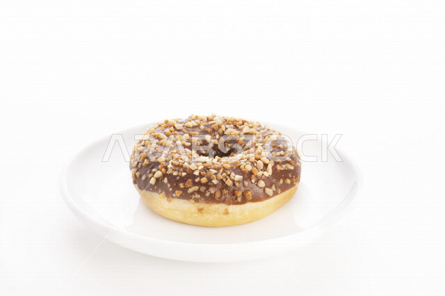  طبق من حلا الدونات المدور مع الشوكولاته والمكسرات, حلا قهوه, حلويات وسكريات