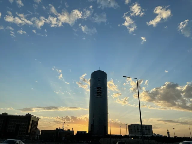 الفن الهندسي المعماري للأبراج وناطحات السحاب،   النمور والتطور العمراني لبرج المملكة في المملكة العربية السعودية، معالم الرياض المشهورة