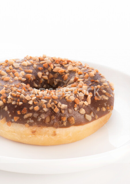  طبق من حلا الدونات المدور مع الشوكولاته والمكسرات, حلا قهوه, حلويات وسكريات