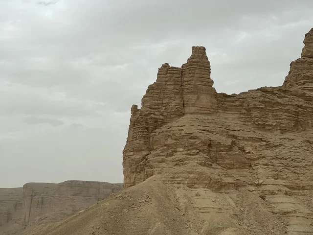 معالم طبيعية أثرية سياحية في المملكة العربية السعودية، الطبيعة الصحراوية والتضاريس والقمم الجبلية، سلاسل الجبال في محافظة نجد السفلى، التكوينات والتشكلات الصخرية في صحراء مدينة الرياض، تشكل الكثبان والتلال الرملية، خلفية الطبيعة