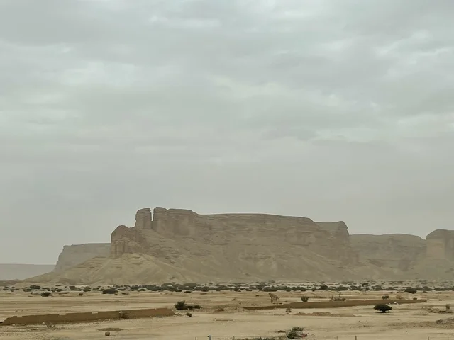 منظر طبيعي جميل لسلسلة جبال طويق في الرياض في المملكه العربيه السعوديه,  مناطق سياحيه مميزه في الرياض, معالم السياحه الشهيره