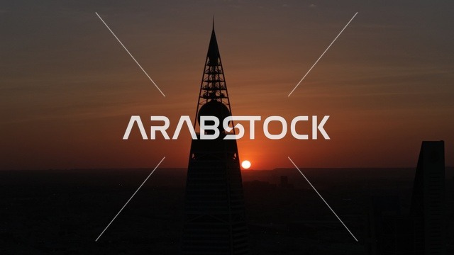 برج الفيصلية في مدينة الرياض بالمملكة العربية السعودية وقت غروب الشمس ، أبراج مدينة الرياض، أبراج وناطحات سحاب مضيئة، الفن الهندسي المعماري، معالم الرياض المشهورة