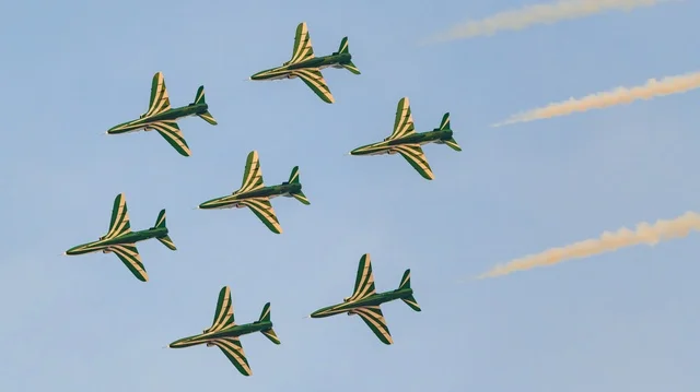 عرض جوي للطائرات في الاحتفالات ، فعاليات وانشطه ترفيهيه ، مجموعة طائرات سعوديه خضراء تحلق في السماء الزرقاء في المملكه العربيه السعوديه