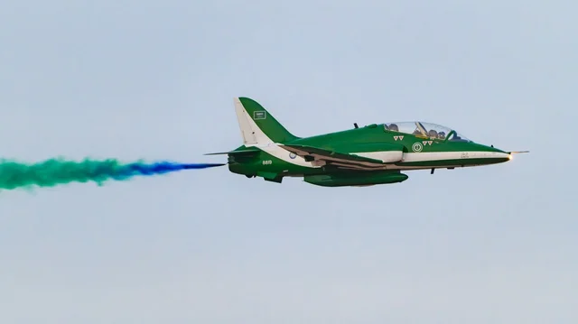 عرض جوي للطائرات في الاحتفالات ، فعاليات وانشطه ترفيهيه ، مجموعة طائرات سعوديه خضراء تحلق في السماء الزرقاء في المملكه العربيه السعوديه